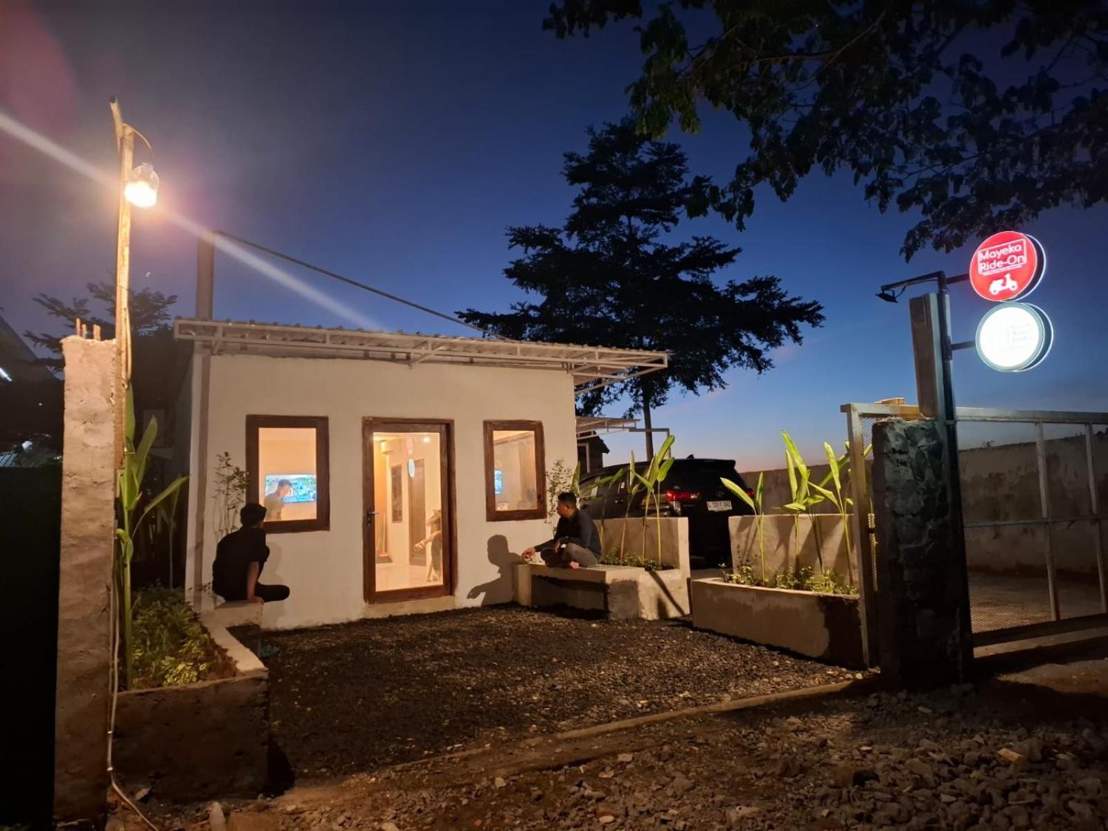 Mayeka Transit Hostel Bandara Internasional Lombok Praya Exteriör bild