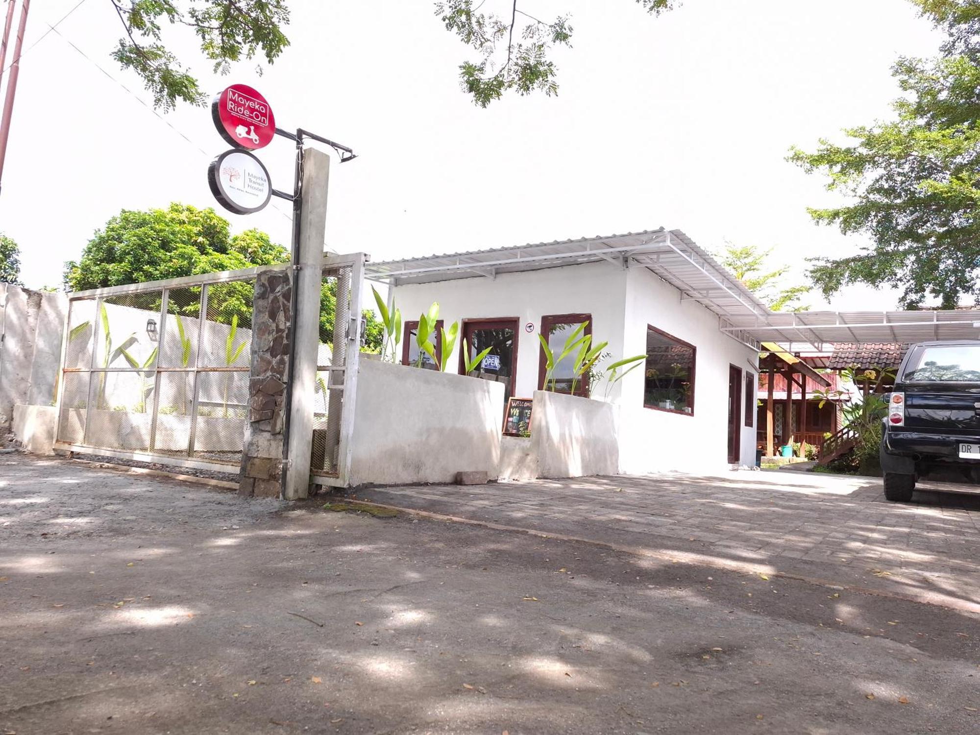 Mayeka Transit Hostel Bandara Internasional Lombok Praya Exteriör bild