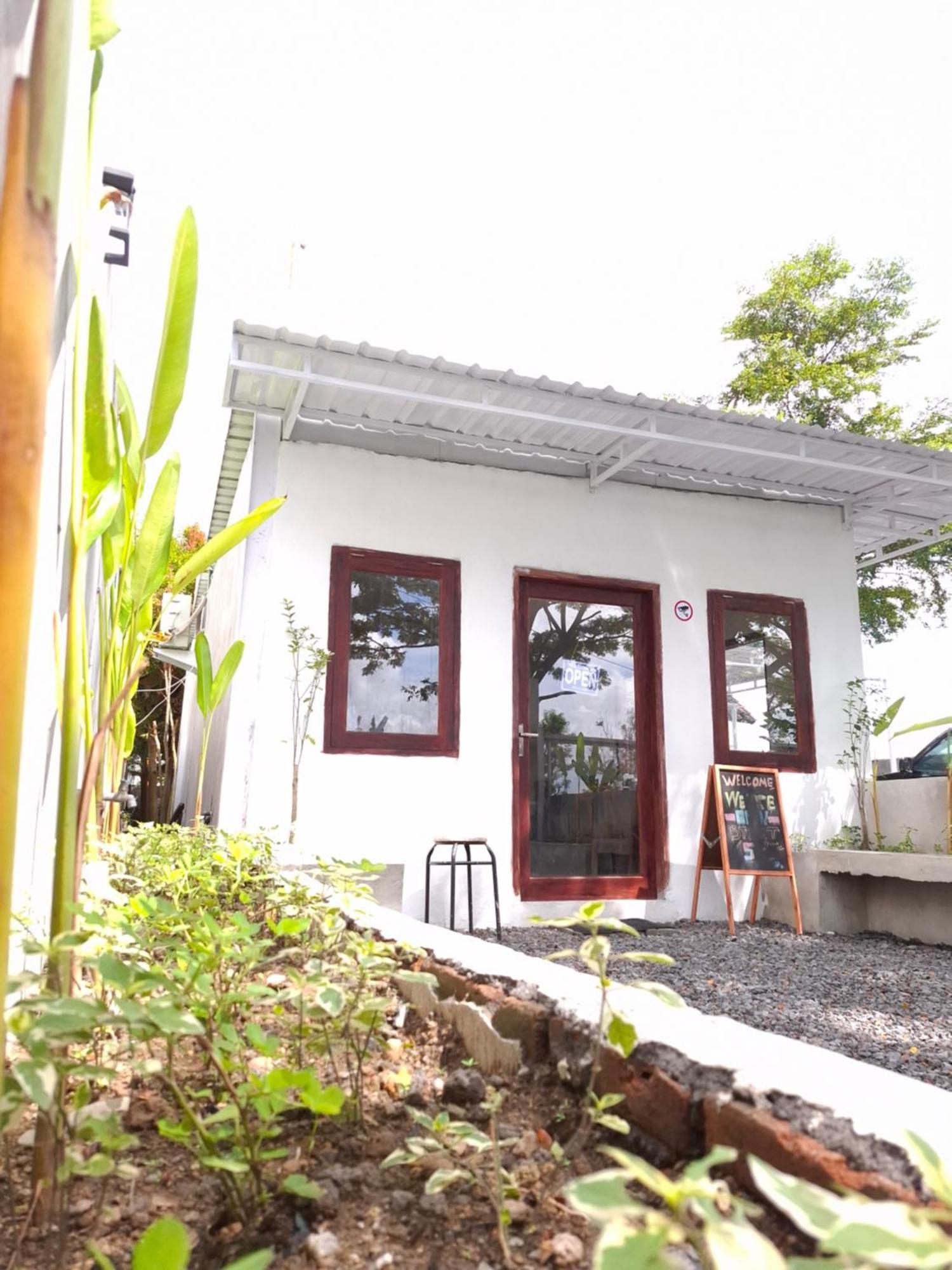 Mayeka Transit Hostel Bandara Internasional Lombok Praya Exteriör bild