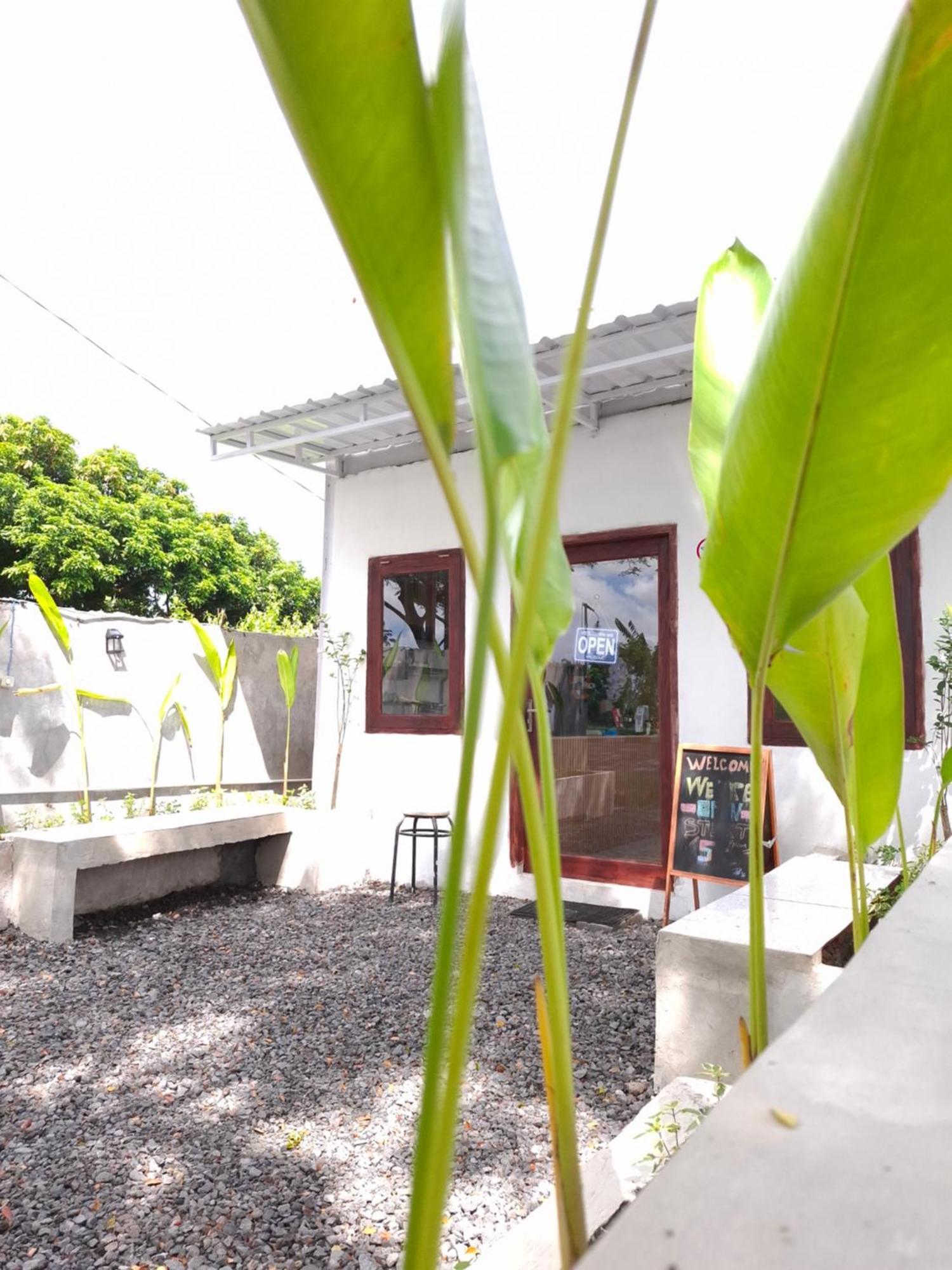 Mayeka Transit Hostel Bandara Internasional Lombok Praya Exteriör bild