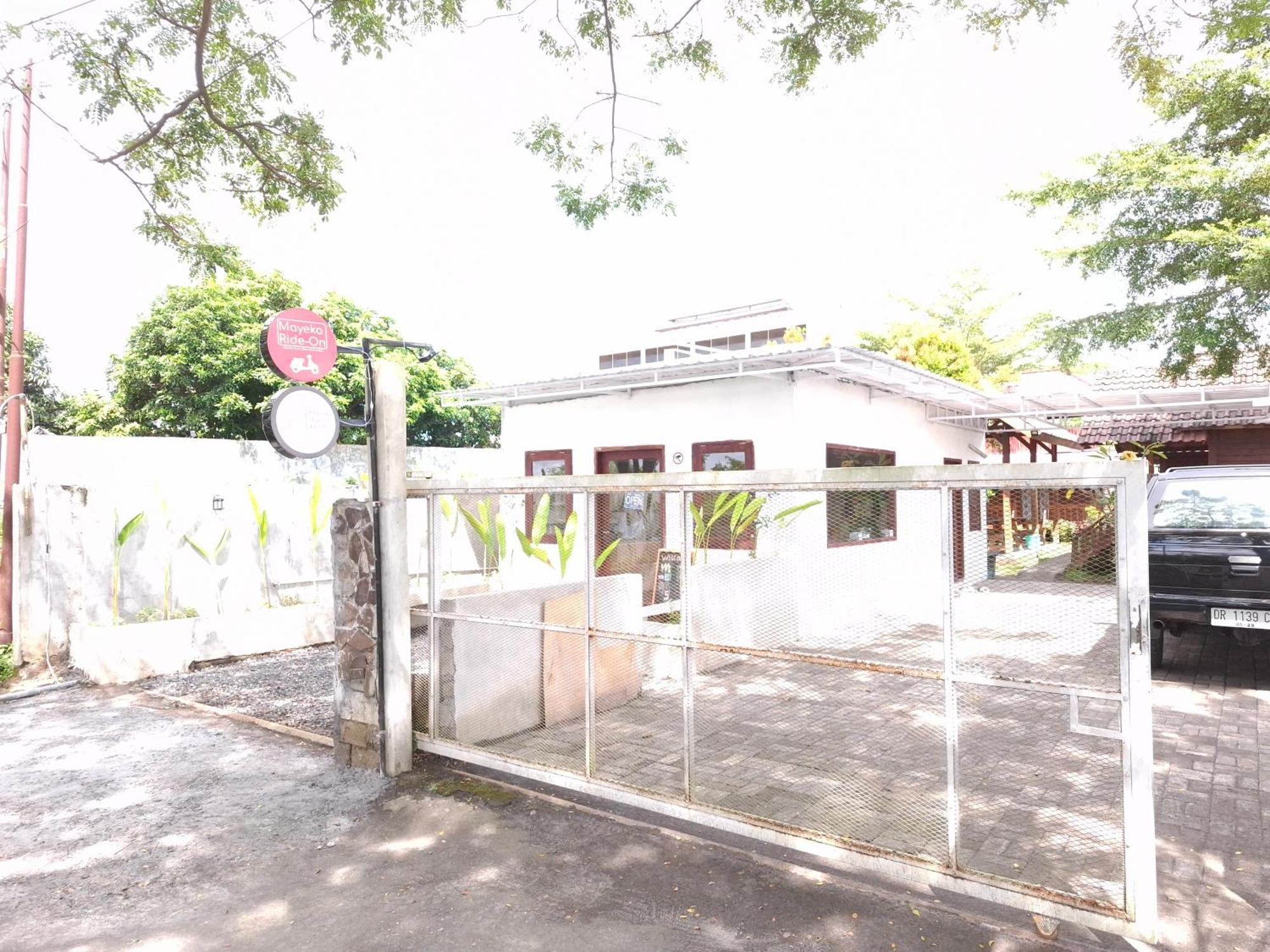 Mayeka Transit Hostel Bandara Internasional Lombok Praya Exteriör bild